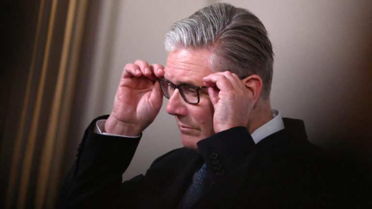 UK govenrment divided around Starmer as three junior ministers resign