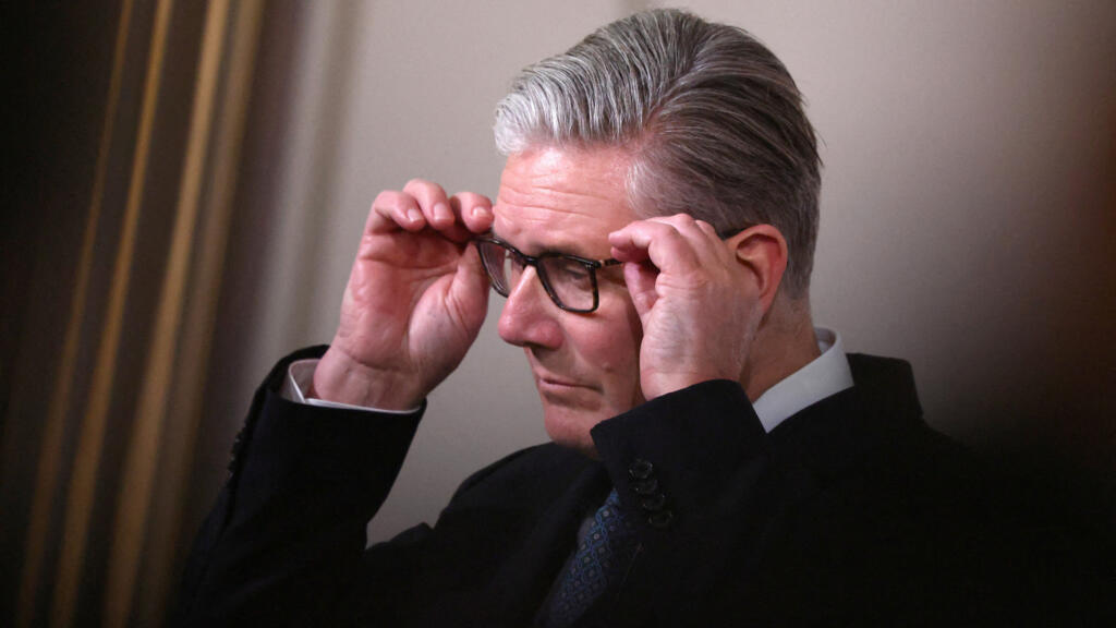 UK govenrment divided around Starmer as three junior ministers resign