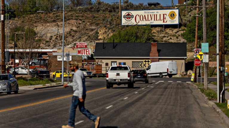 In conservative Utah, some communities are ditching fossil fuel power for clean energy