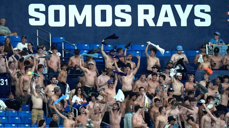 Shirtless fans cheer at MLB stadiums as “Tarps Off” trend sweeps baseball world