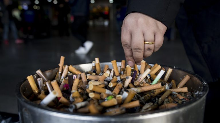 Smokers in China are being chided by anti-smoking women