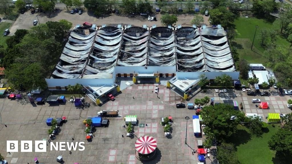 Five killed in huge fire at packed Mexico fairground