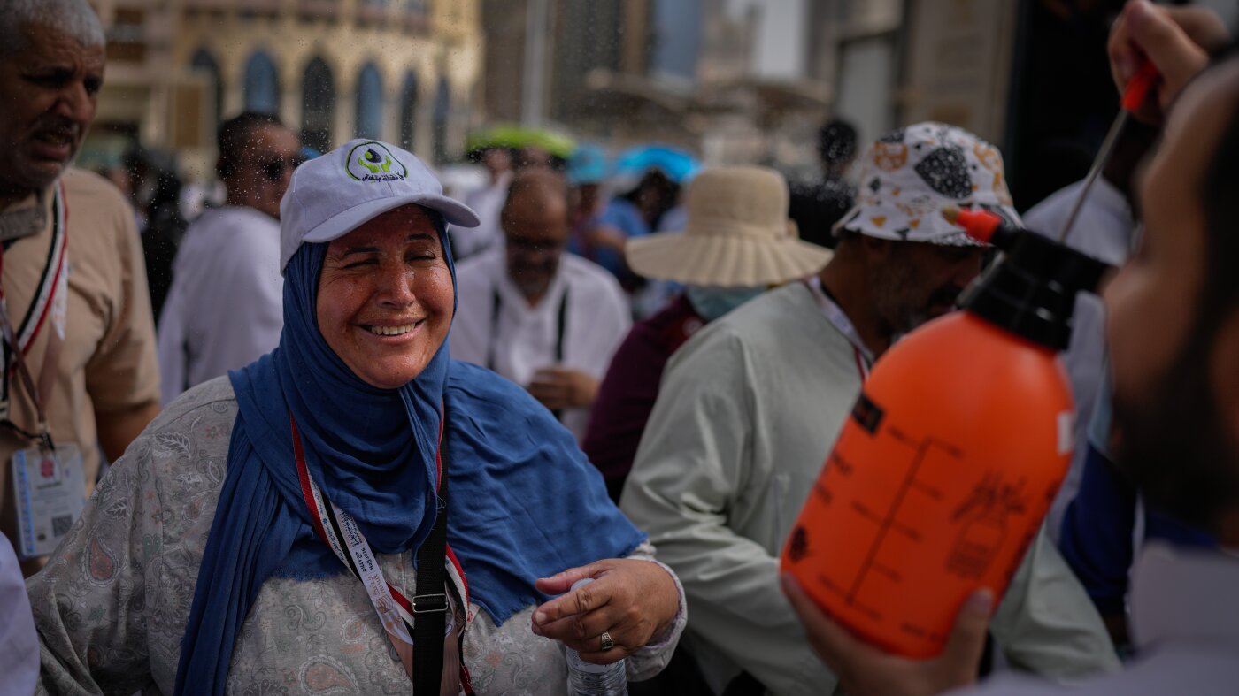 Muslims begin the annual Hajj against a backdrop of war concerns