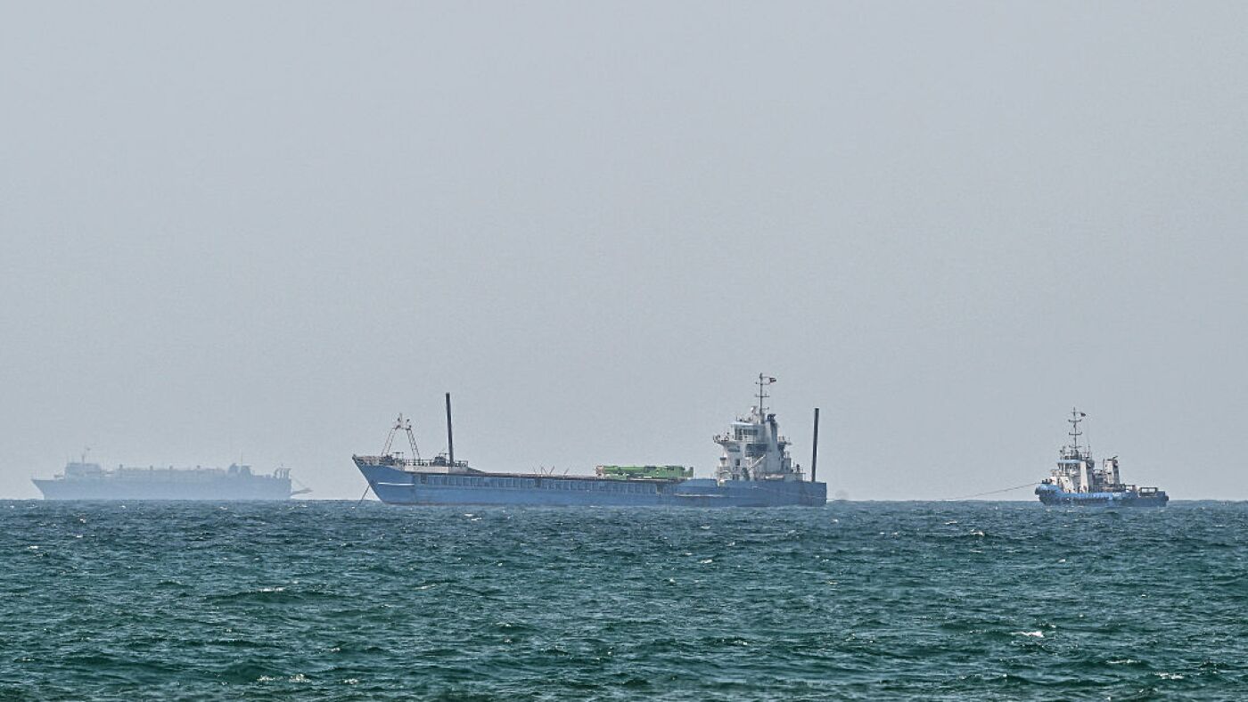 U.S.-Iran peace deal emerging, while war threats still loom